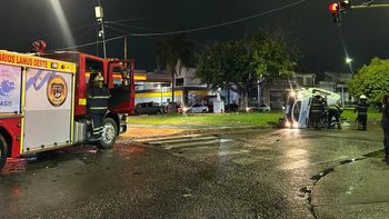 Chocó y volcó una ambulancia en Valentín Alsina: tres heridos