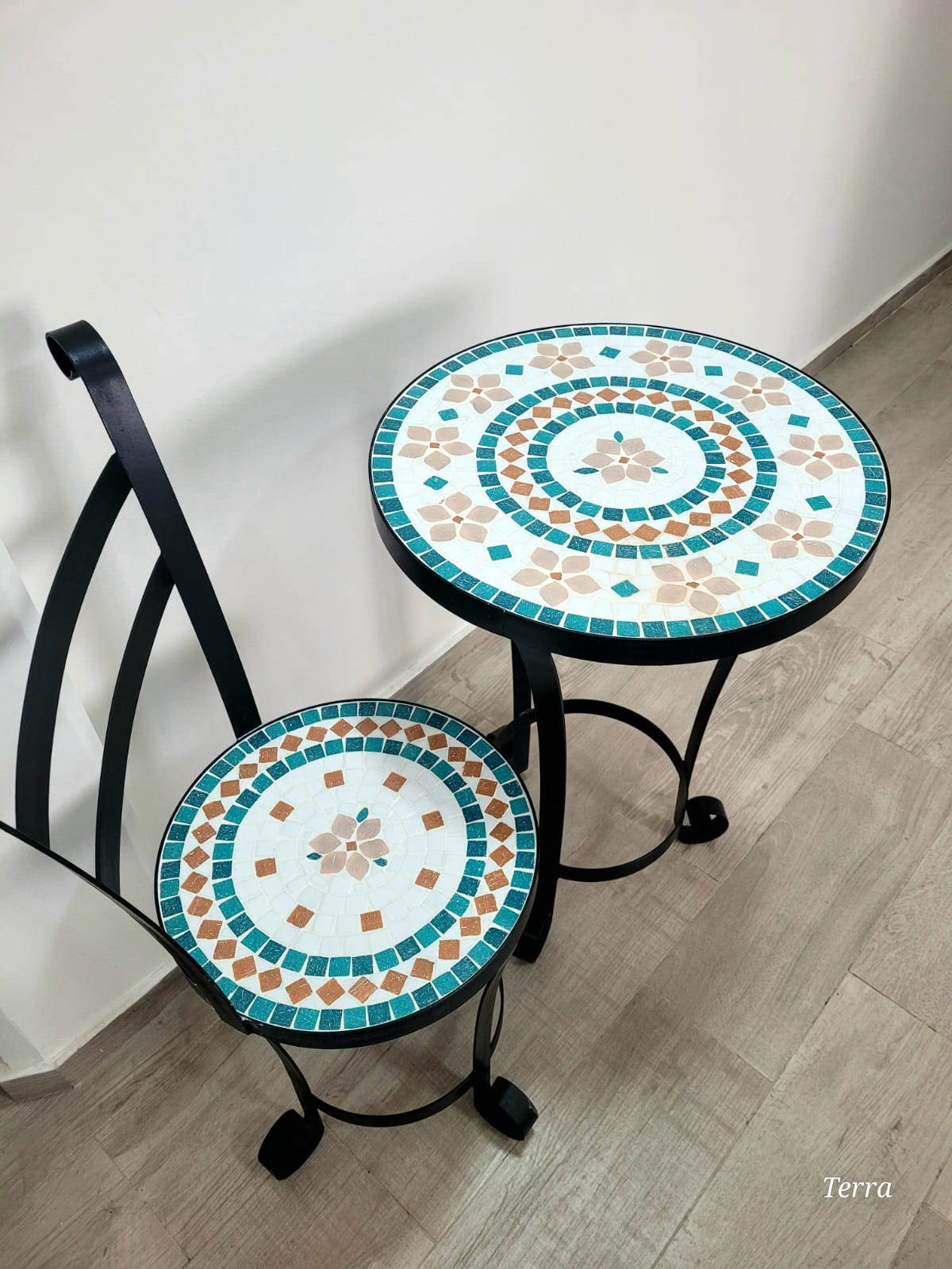 Además de dar clases, la vecina vende juegos de jardin decorados con venecitas. 