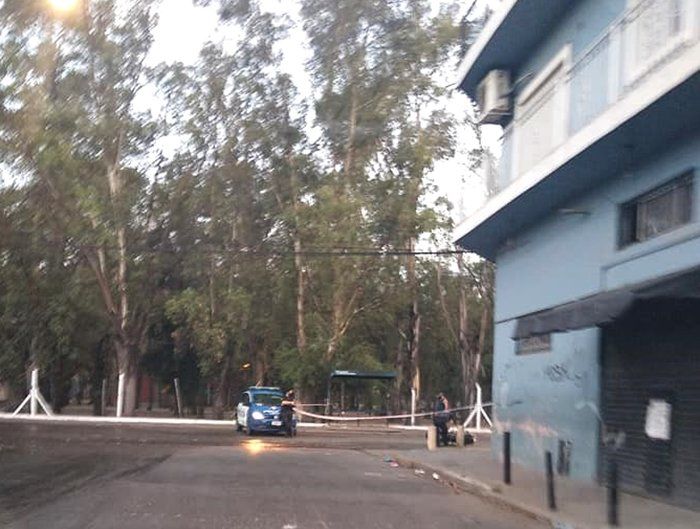 Villa Albertina, Lomas de Zamora. La Policía Bonaerense corta el tránsito y trabaja en el lugar del hecho.
