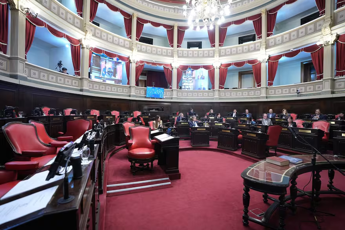 La sesión por la reelección de concejales y legisladores fue suspendida. 