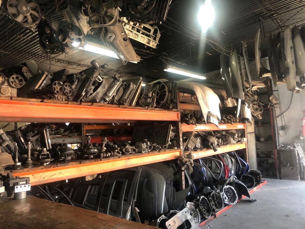 Autopartes incautadas durante el allanamiento en Llavallol.