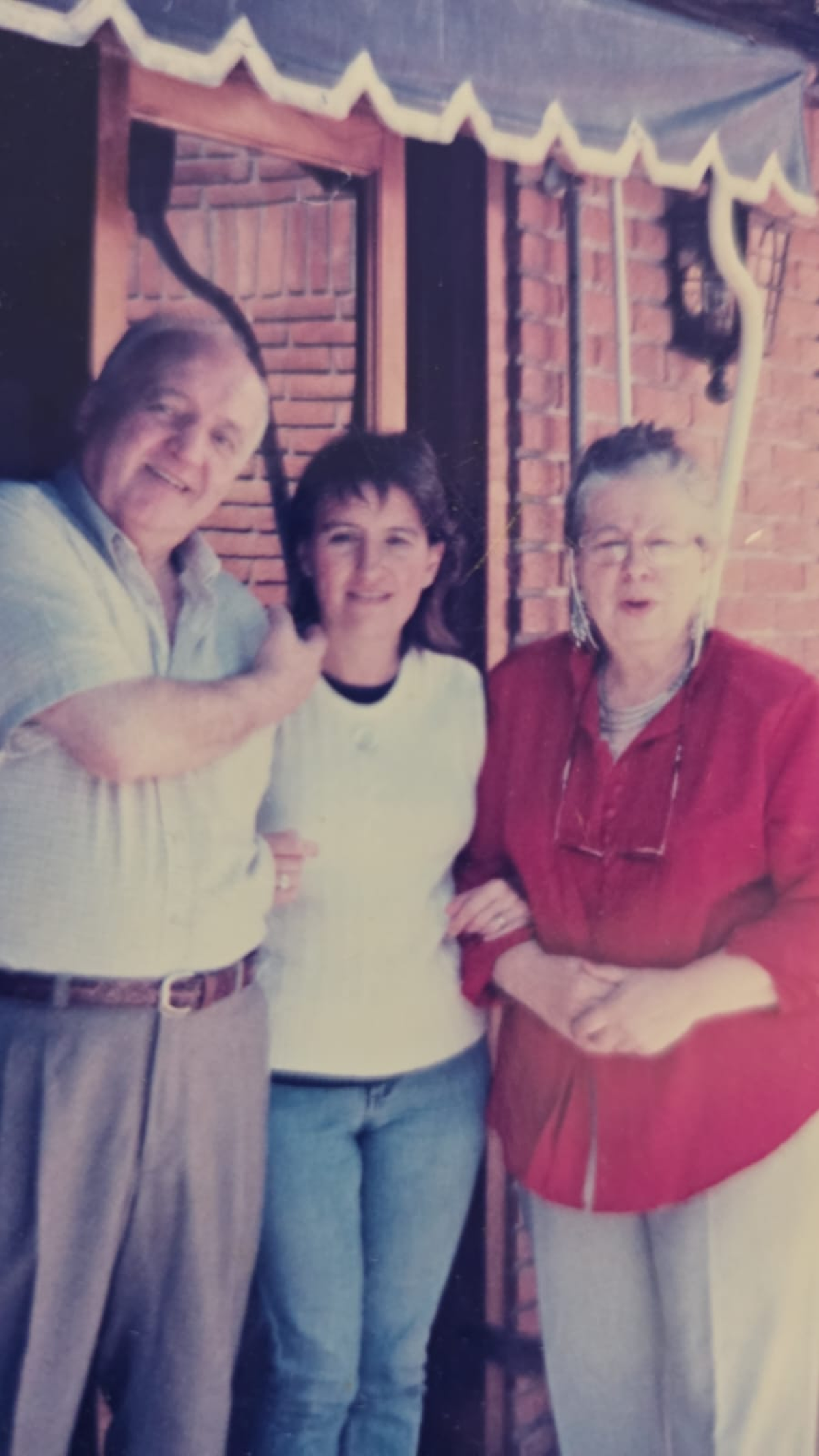 Francisco junto a su esposa, Amanda, y su sobrina, Griselda. Francisco junto a su esposa, Amanda, y su sobrina, Griselda.