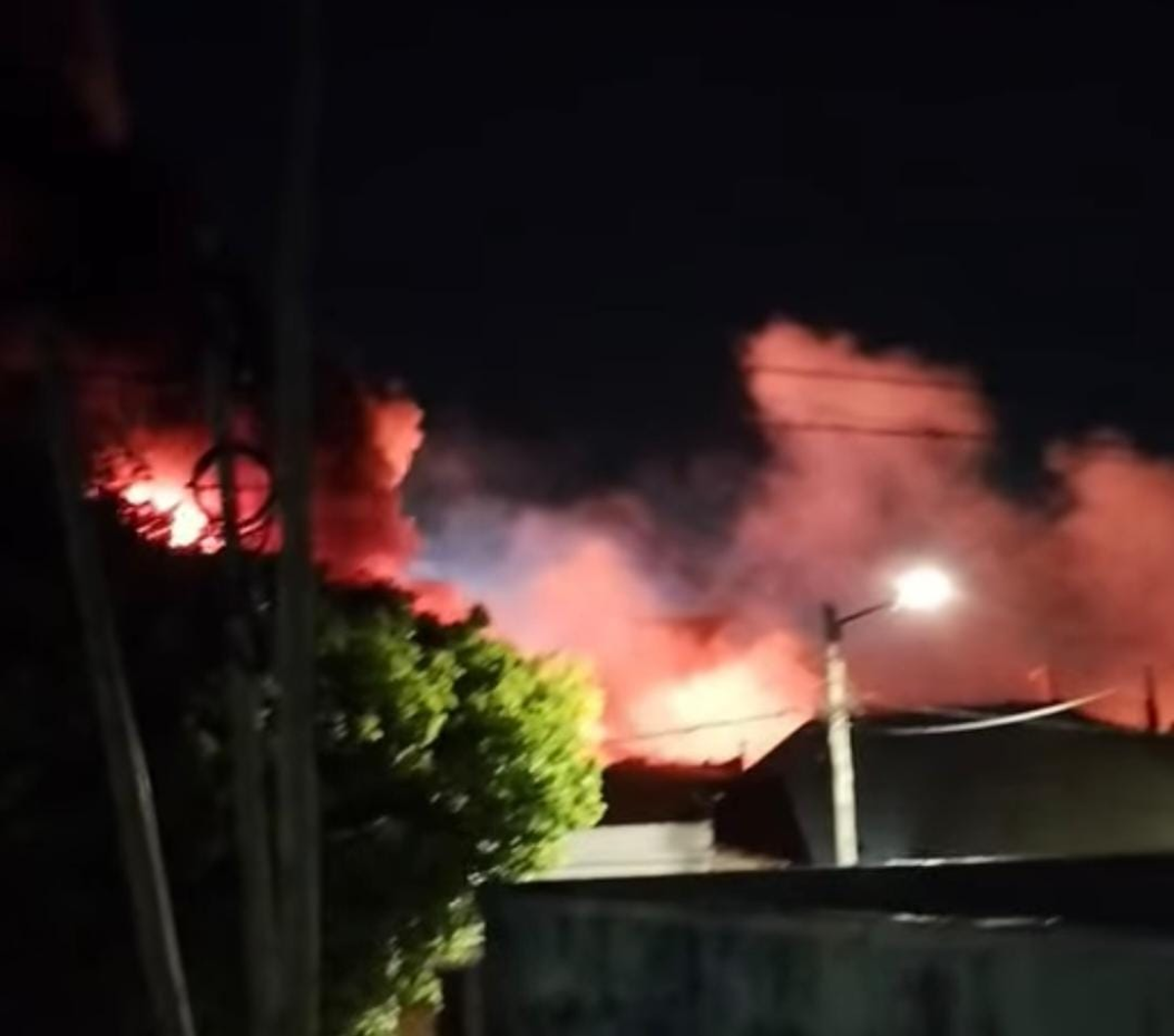 El fuego se observó desde diferentes sectores de Villa Centenario, Lomas de Zamora.