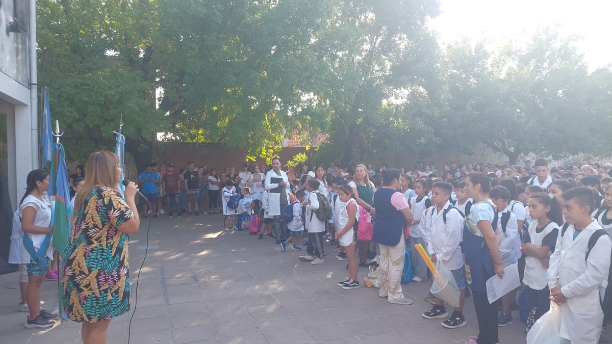 El comienzo de clases en la Escuela Primaria N°3.