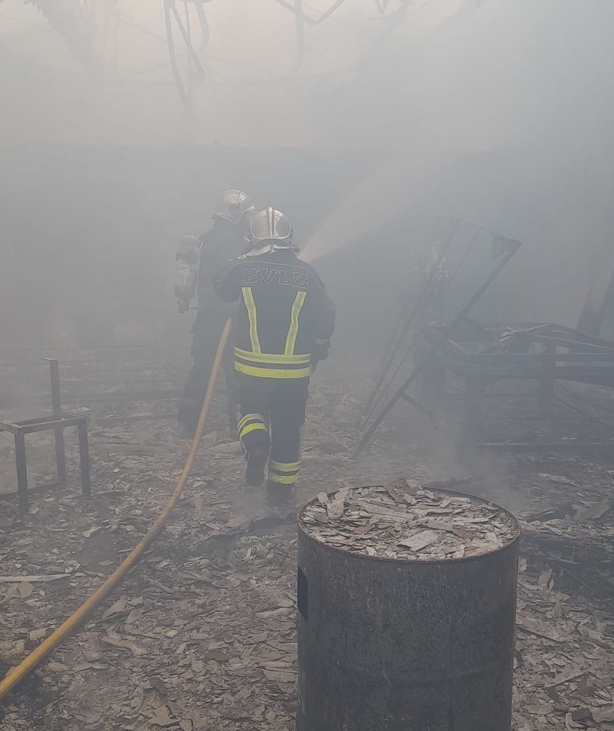 Bomberos Voluntarios de Lomas de Zamora apagando el incendio dentro de la fábrica.