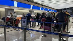 vuelos demorados en los aeropuertos de ezeiza y aeroparque por una asamblea de pilotos