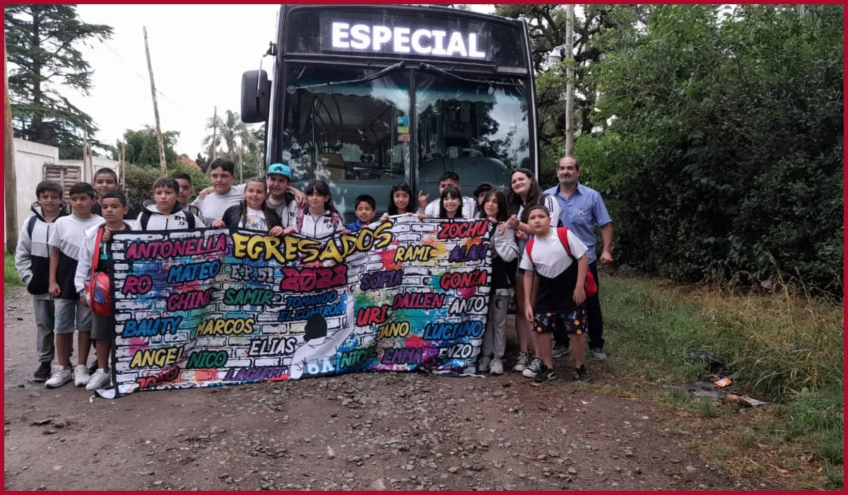 Guillermo llevó a los chicos de la Escuela N°51 a su fiesta de egresados en el año 2022.