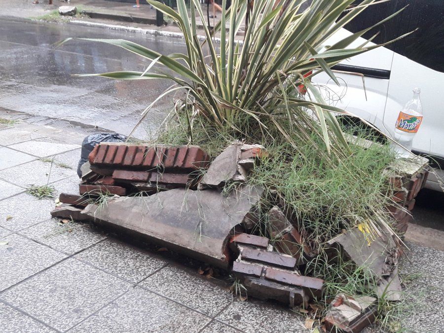 Cantero destruido a raíz de un accidente.