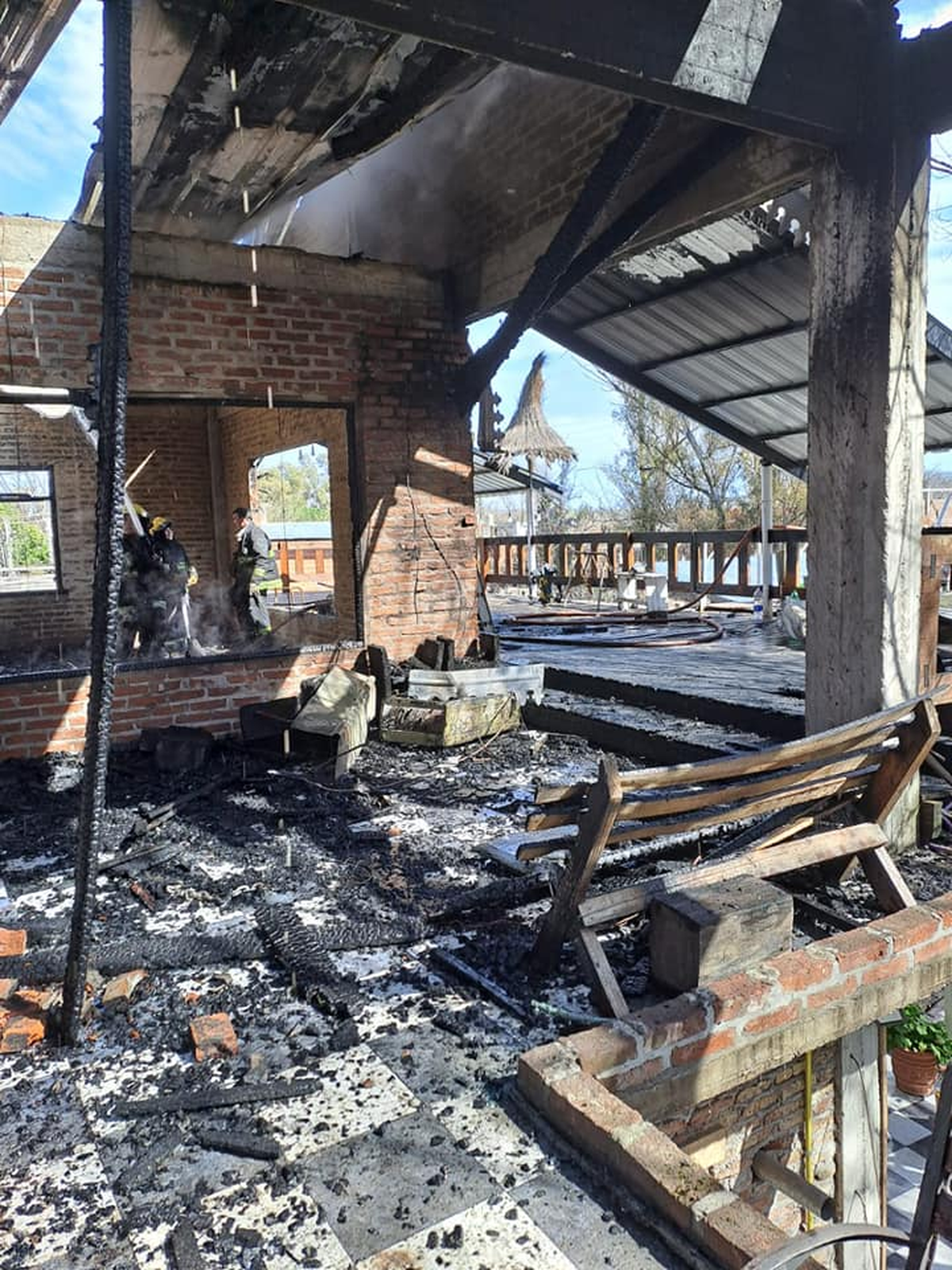 El fuego se desarrolló en un domicilio de la localidad de 9 de Abril, Esteban Echeverría. 