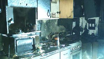 Voraz incendio en una vivienda en Lanús: cuatro heridos