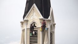 trabajos en las alturas en monte grande: restauran el campanario de la iglesia