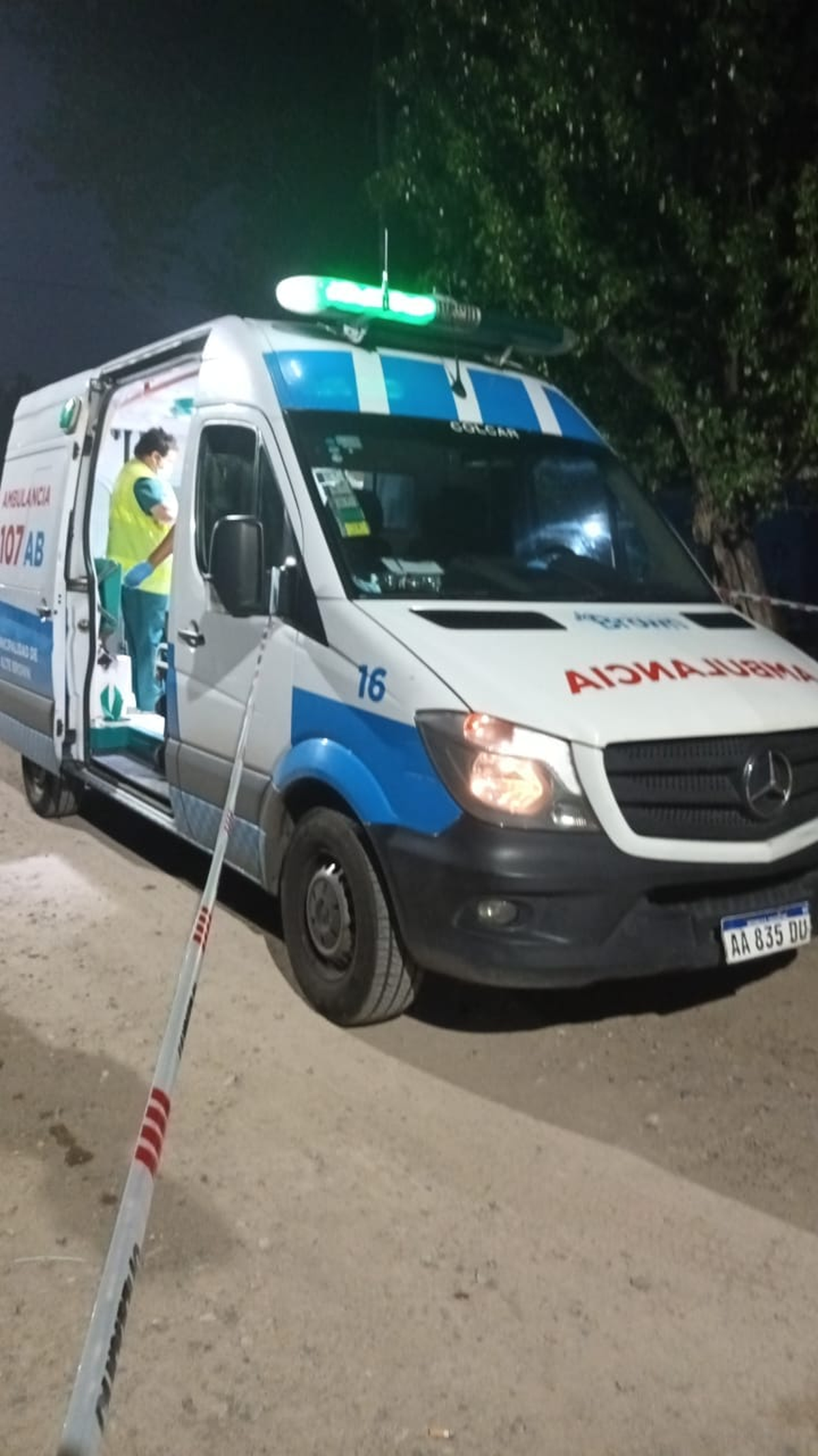 Tras el incendio en una casa de San Jos&eacute; fue necesaria la presencia del personal de ambulancias municipal. 