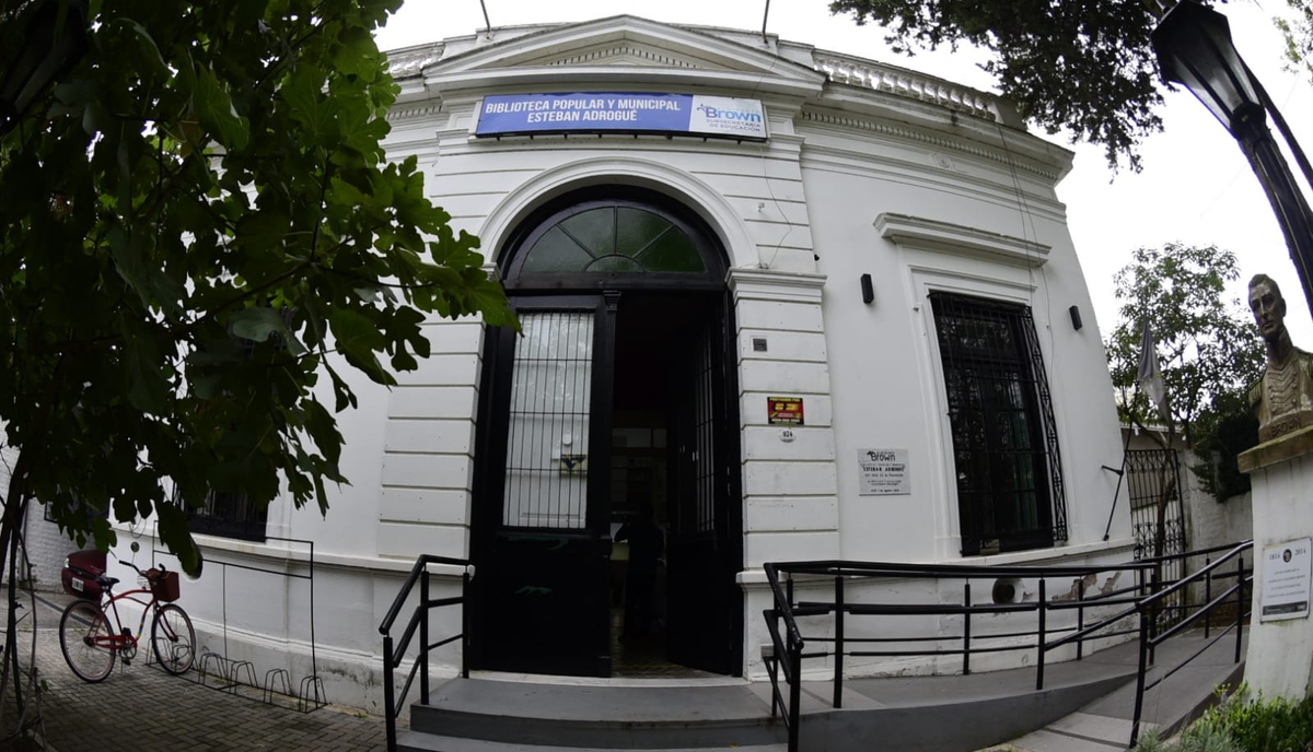 La Biblioteca Esteban Adrogu&eacute; es sede de diferentes actividades culturales de Almirante Brown.