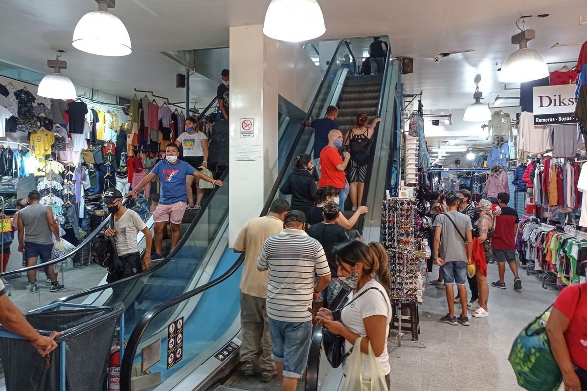 El Gobierno argentino recibió un pedido de Washington para reforzar la fiscalización en mercados informales como La Salada y Once.