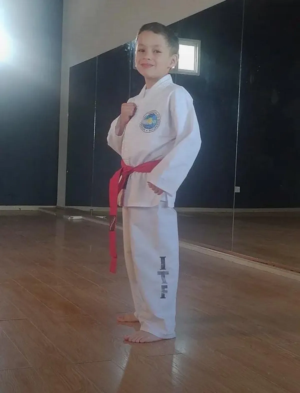 A sus 9 años, Mateo es cinturón rojo punta negra en taekwondo. 