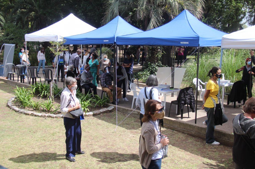Vacunaci&oacute;n contra el coronavirus en el Parque Eva Per&oacute;n de Lomas de Zamora.