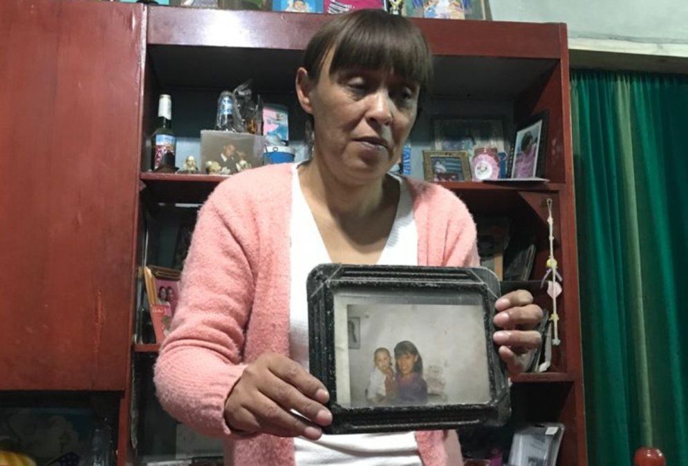 Norma, la mama de Iván Ezequiel Krugloff, con una foto de su hijo.