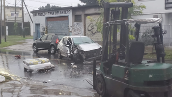 Llavallol: un auto chocó fuerte con un montacargas en medio de la lluvia