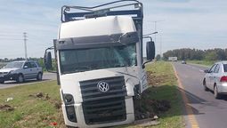 canning: un camion perdio el control en la ruta 58 y derribo tres postes de luz