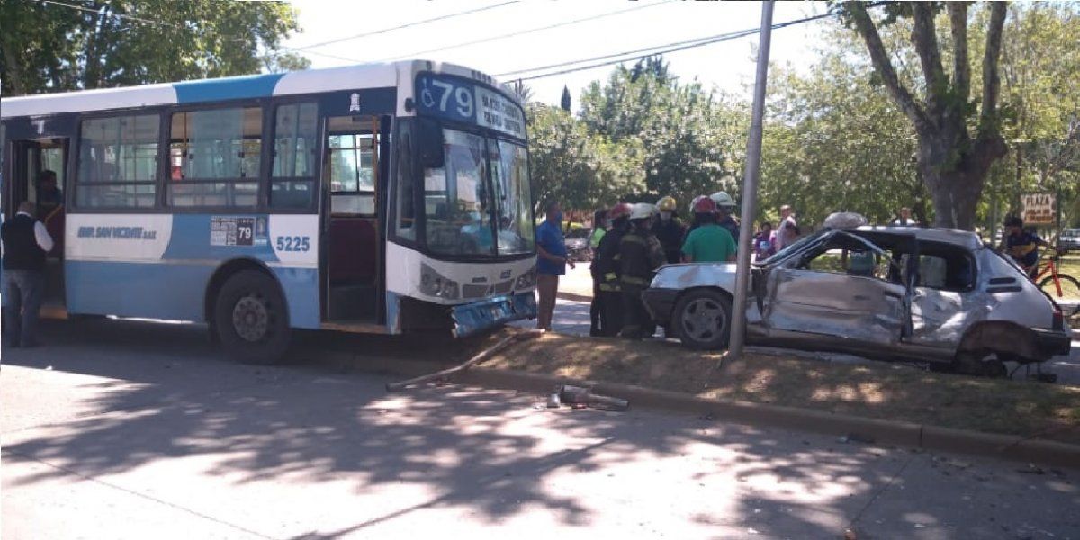 El fuerte choque de esta mañana en San Vicente. Intervinieron los bomberos, la Policía y el Municipio.