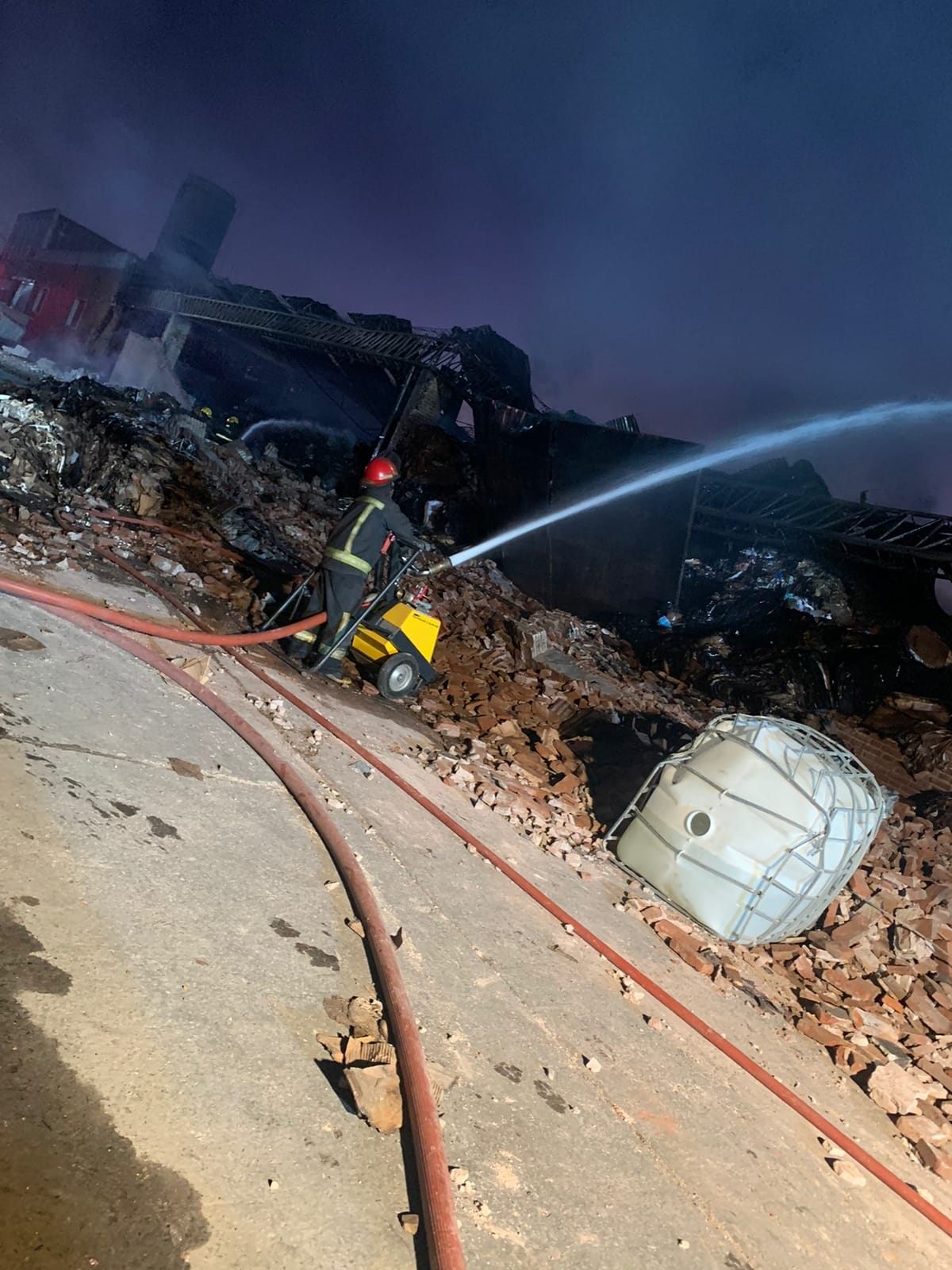 La papelera se ubica en Camino General Belgrano y Laprida, en Quilmes Oeste.