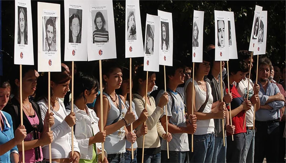 Acto de “Esquinas por la Memoria” en las inmediaciones del ENAM, una iniciativa de señalización y homenaje que recuerda a las víctimas del terrorismo de Estado.