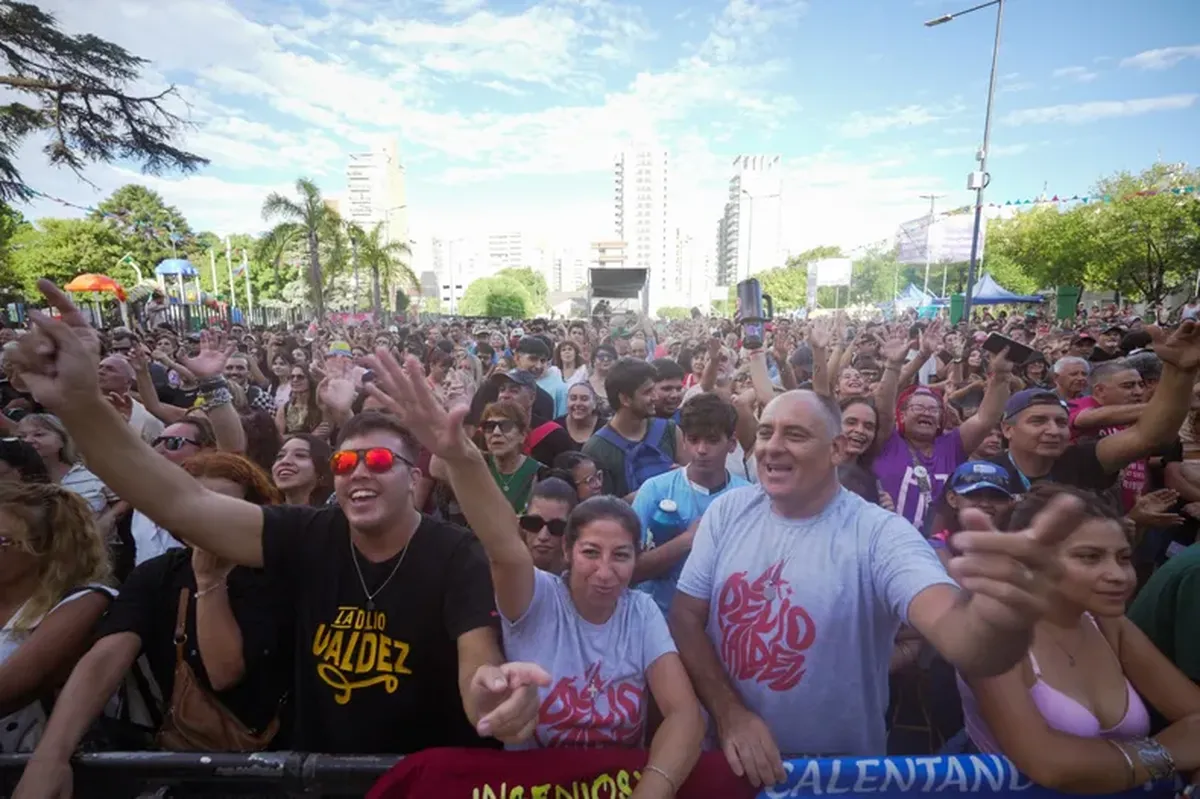 Multitud en Plaza Grigera durante el show central del Carnaval de Lomas, con La Delio Valdez como cierre de la jornada.