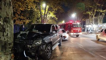 Conductor de una camioneta 4x4 habría perdido el control y chocó contra un árbol en Almirante Brown: un herido