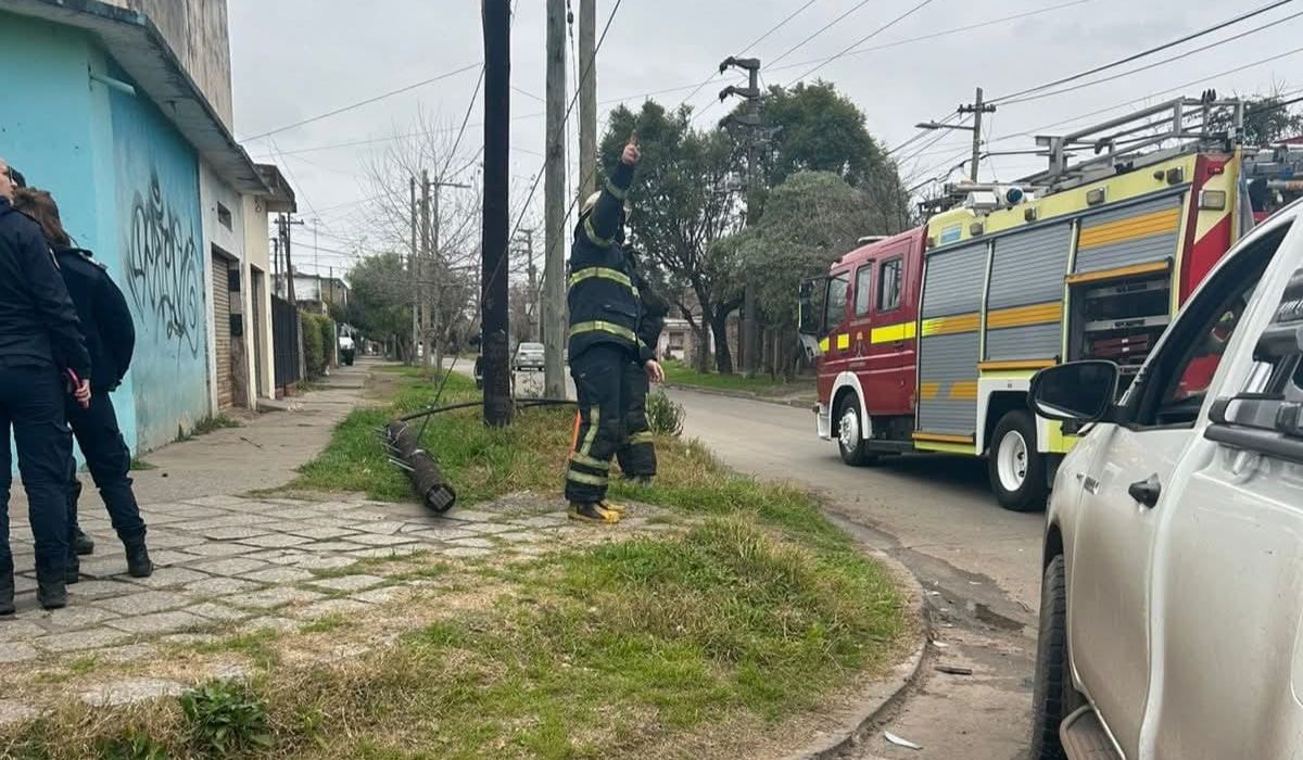 Bomberos Voluntarios de Almirante Brown realizaron tareas de prevención en la zona. Bomberos Voluntarios de Almirante Brown realizaron tareas de prevención en la zona.
