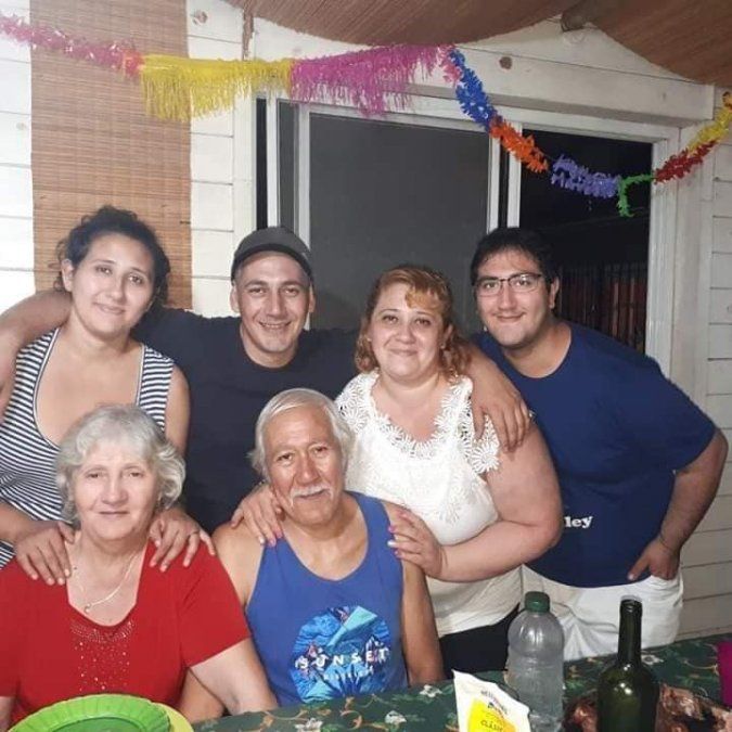 Jonatan Escande (derecha) junto a su familia.
