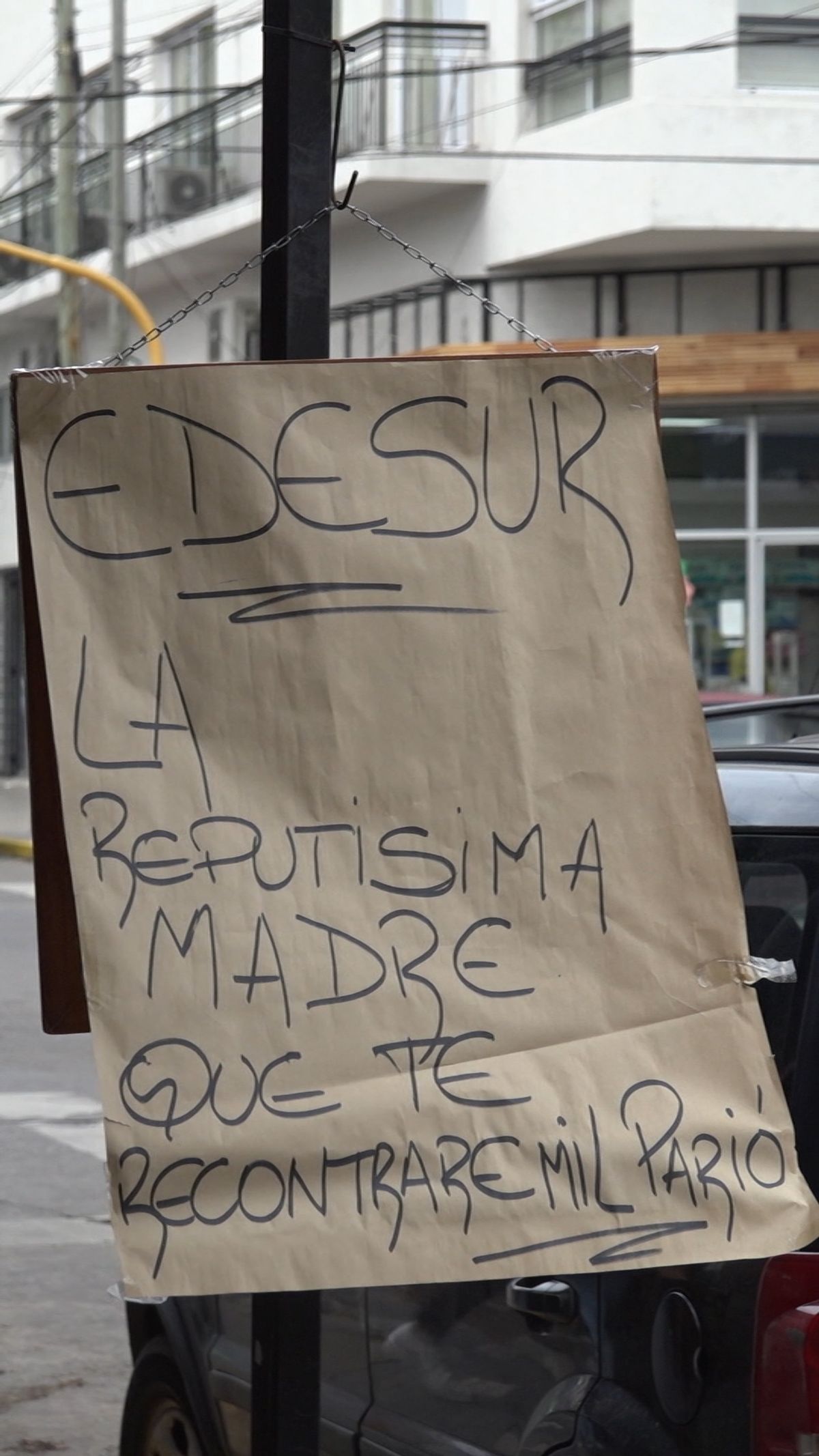 Noemí puso el cartel frente a su local, ubicado en Monte Grande.