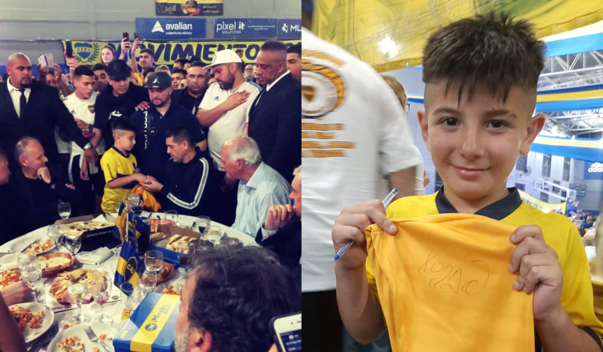 Momento en el que Riquelme le firma la camiseta a Juan Román.