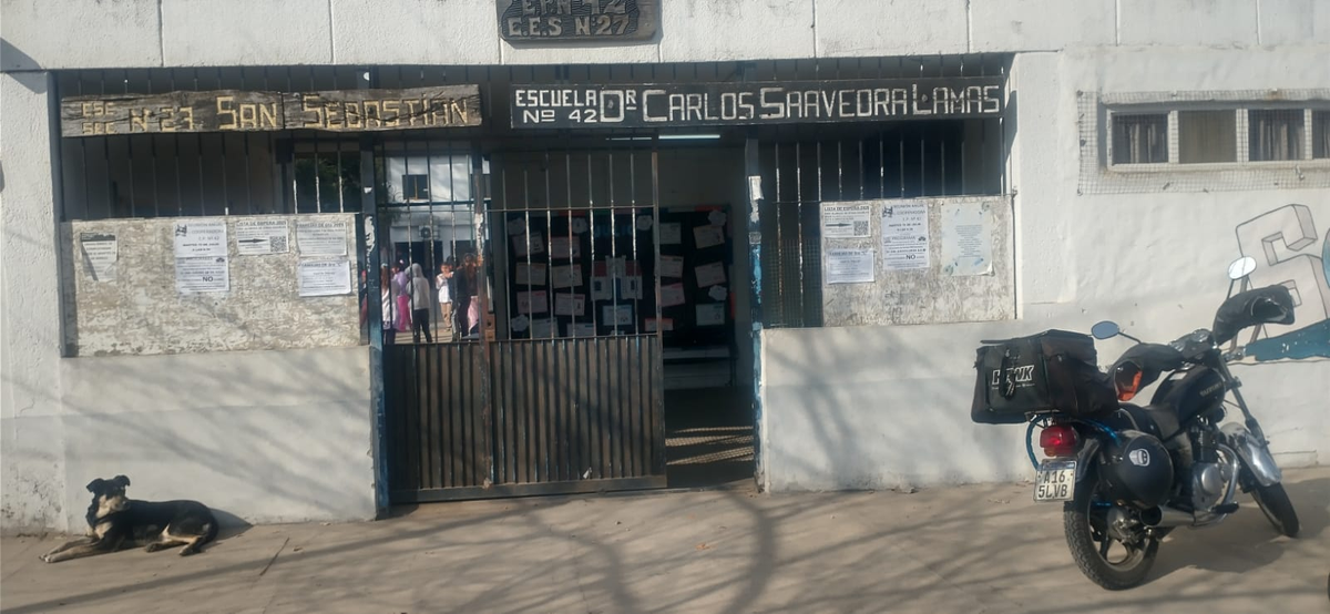 La Escuela Primaria N°42 se encuentra en la localidad de 9 de Abril, Esteban Echeverría.