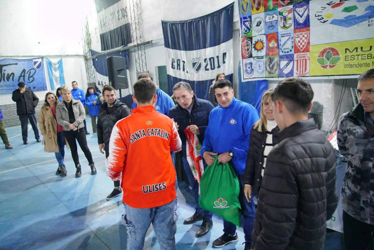 La entrega de camisetas en los clubes de Esteban Echeverría.