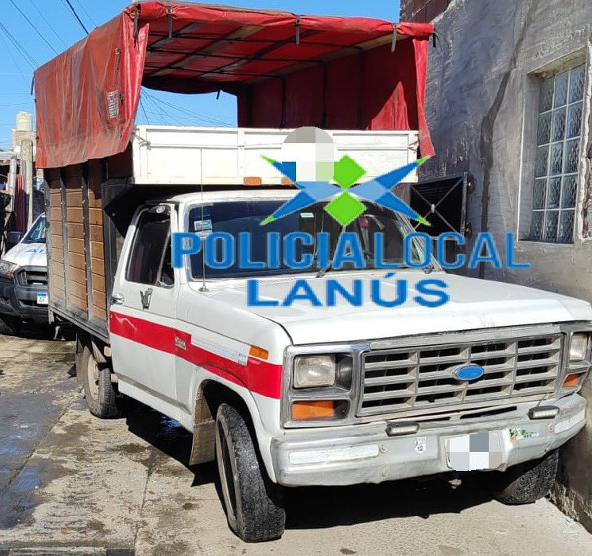 La camioneta que había sido robada en CABA chocó contra una casa en Lanús.