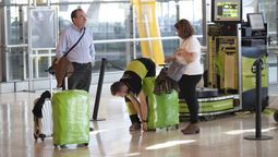 en el aeropuerto de ezeiza sacaron las maquinas para embalar valijas: como protegerlas