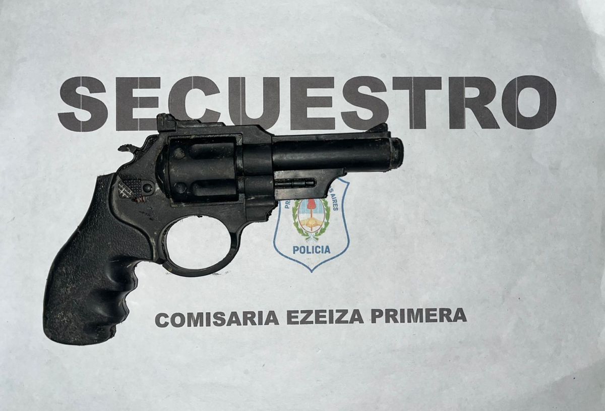 El arma de utilería que secuestraron durante los allanamientos en Monte Grande. 