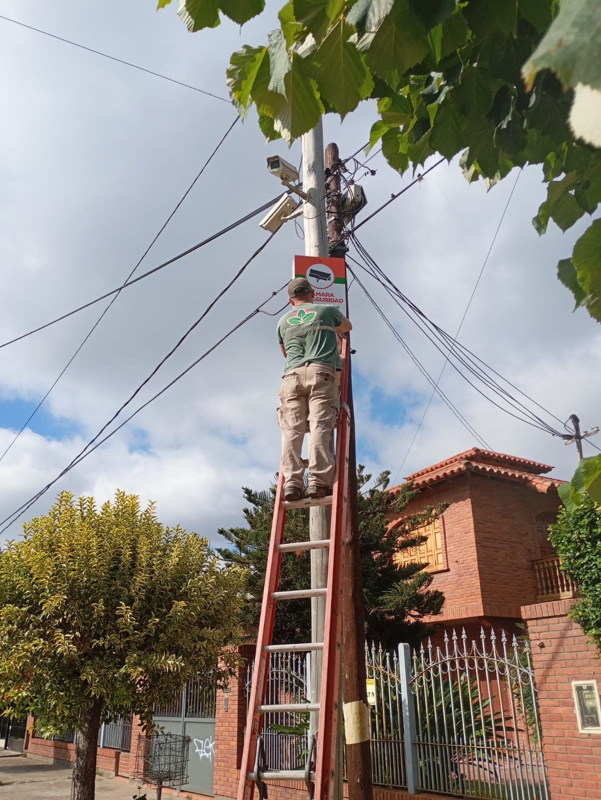 Los trabajadores del Municipio de Esteban Echeverría colocan las cámaras de seguridad. 