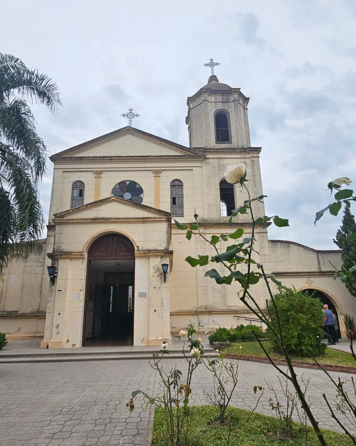 La Parroquia se encuentra sobre la calle Raccone 152.