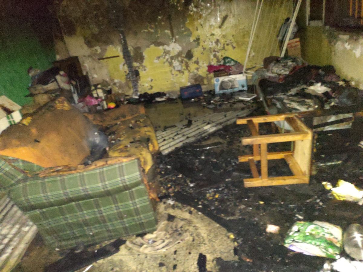 Feroz incendio de dos casas en Burzaco: vecinos perdieron todo