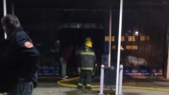 Grave incendio destruyó una juguetería en Tristán Suárez