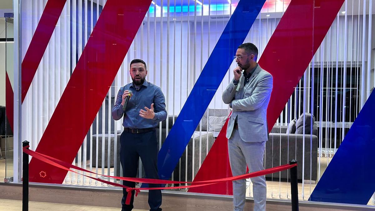 Marcos Giani, Gerente Comercial, junto a Cristian Romero, dueño de la sucursal.  