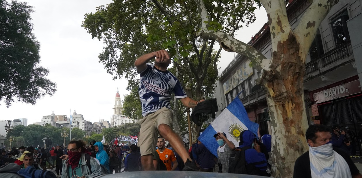 Algunos de los disturbios que se generaron en los alrededores del Congreso. 