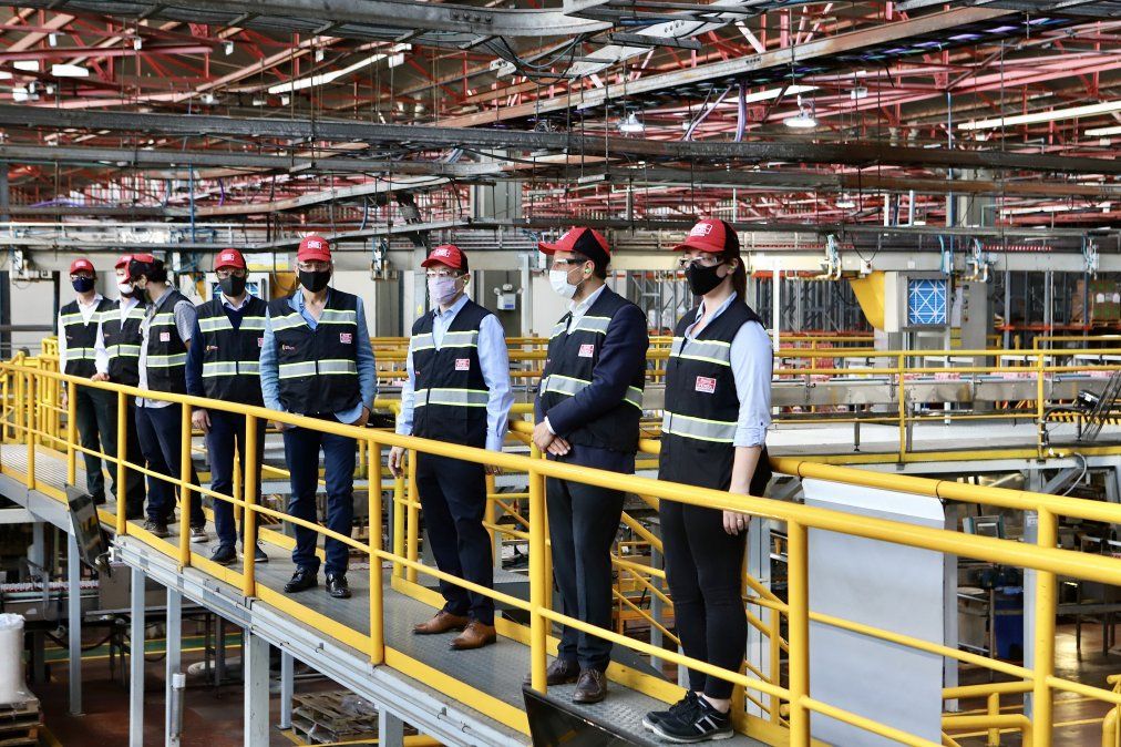 Recorrida. El intendente Fernando Gray recorri&oacute; la planta junto al ministro Juan Cabandi&eacute; y autoridades de la empresa.&nbsp;