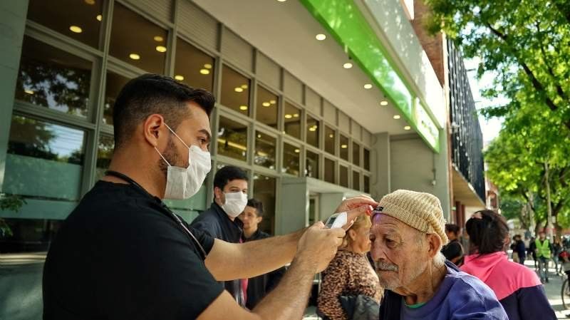 Monte Grande: aprovechan las filas en los bancos para vacunar a los adultos mayores