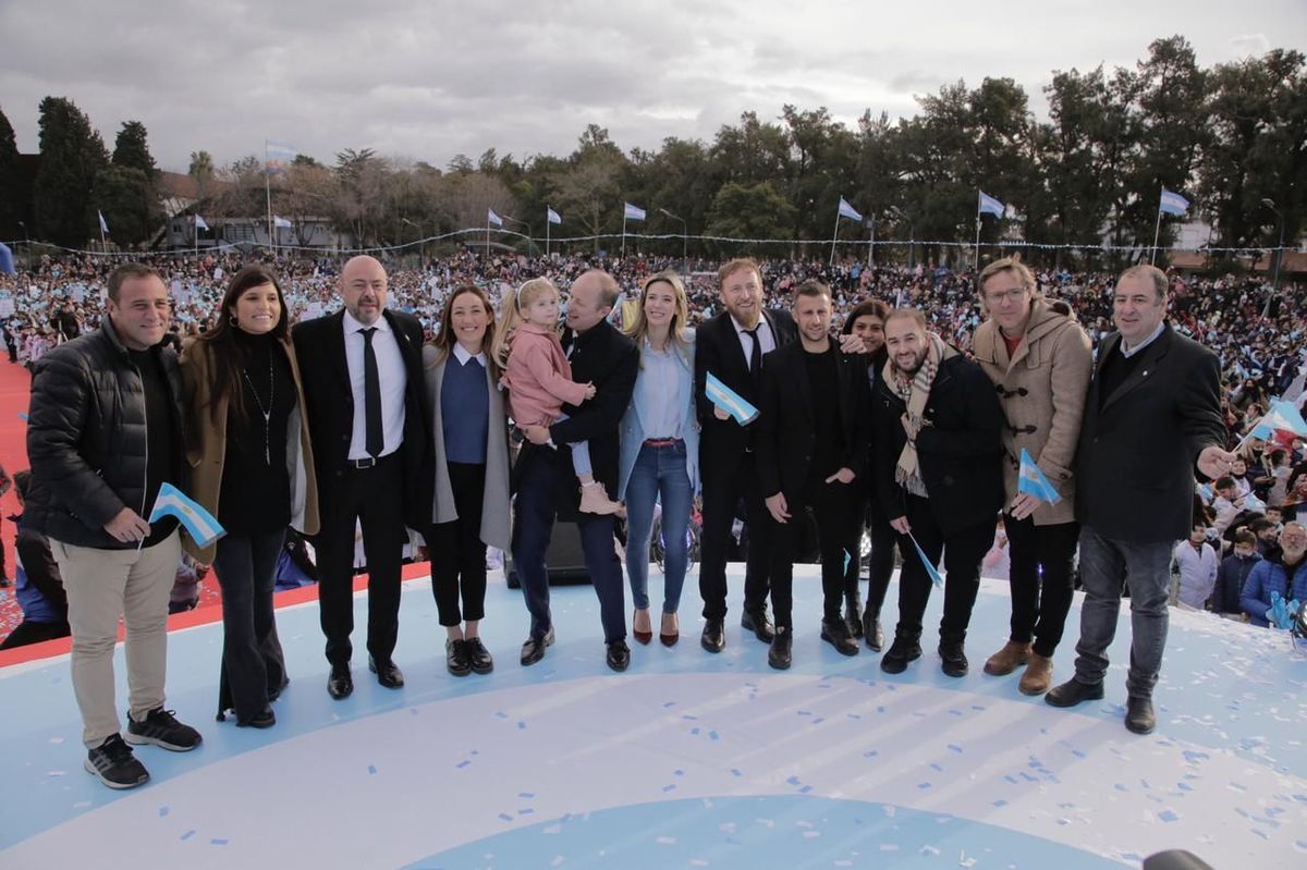 Martín Insaurralde estuvo acompañado por su esposa Jesica Cirio, su hija Chloe y varios funcionarios.