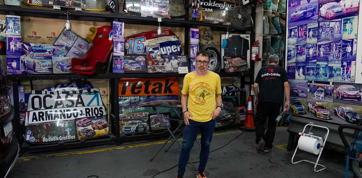 El autor en la calle Warnes, &iacute;cono de la industria automotriz. Cr&eacute;dito: Clar&iacute;n.