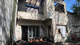intenso incendio en una casa de dos pisos en lanus este
