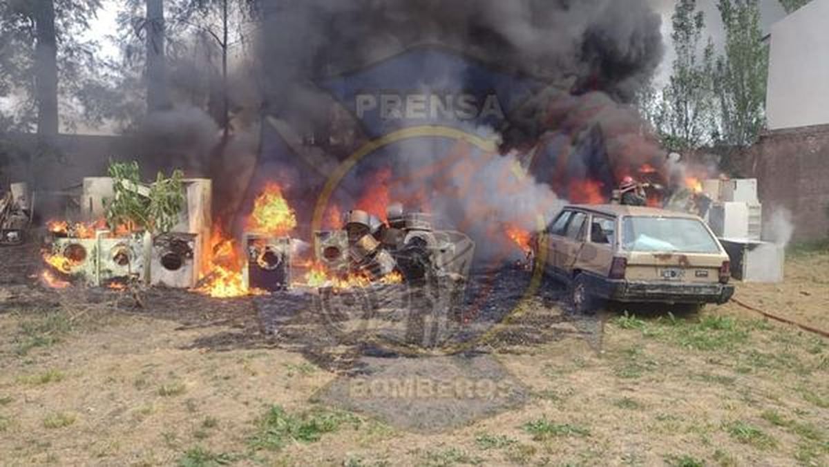 Longchamps: Feroz incendio en un depósito con importantes pérdidas
