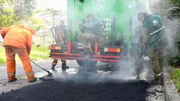 monte grande: avanzan las obras de bacheo sobre la calle constanzo